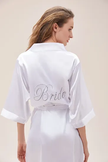 Image de Robe de chambre de mariée blanche brodée avec lettrage de mariée