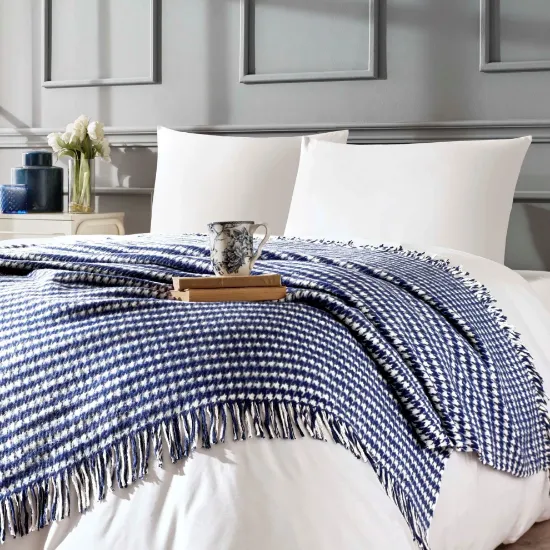 Image de Linens Luster Throw Lacivert